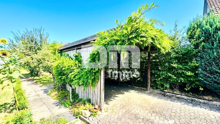 Großzügiges 1-2 Familienhaus mit vielseitigem Nutzungspotenzial und schönem Garten - Carport